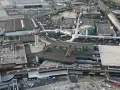 Widok z lotu ptaka na lotnisko Rzym Fiumicino z wieżą kontroli lotów, terminalami i drogami.