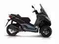 Trójkołowy skuter Piaggio MP3 300 HPE w kolorze grafitowym, z detalami podkreślającymi jego sportowy charakter. Idealny do miasta, z uwzględnieniem piaggio mp3 300 dane techniczne.
