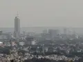 Vista panorámica de Guadalajara con edificios altos y una neblina que afecta la calidad del aire.