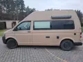 Kamper w piaskowym kolorze, pomalowany Raptor. Zastanawiasz się, ile kosztuje malowanie auta Raptor?