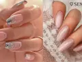 Unghie eleganti con sfumature rosa cipria e dettagli glitter oro e argento, perfette per una sposa.