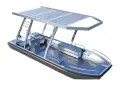 Ein modernes Boot mit Solarpaneelen auf dem Dach. Diese solar boote sind ideal für umweltfreundliche Ausflüge auf dem Wasser.