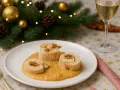 Roulades de volaille nappées d'une onctueuse sauce aux girolles, parfaits pour un repas de fête.