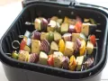 Kolorowe szaszłyki z tofu i warzywami w airfryerze. Pyszne dania z airfryer to szybki sposób na zdrowy posiłek.