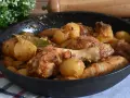 Un saporito pollo in umido con patate e alloro, cotto in padella.