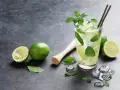 Orzeźwiający mojito bezalkoholowe z limonką i miętą, gotowy do podania.