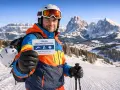 Narciarz w Dolomitach trzyma kartę "Polisa Ubezpieczeniowa" - idealna na narty we Włoszech. Bezpieczeństwo przede wszystkim!