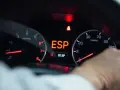 ESP leuchtet, das Auto zieht nicht. Warnleuchte im Cockpit zeigt ein Problem an.