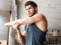 Uomo che si allena, sport contro ansia. Stretching per liberarsi dalle tensioni.
