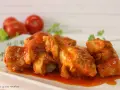 Sabroso pollo con tomate, cocinado a fuego lento hasta que la carne esté tierna y la salsa de tomate haya espesado.