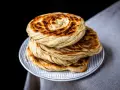 Gestapeltes Pfannenbrot mit goldbraunen Ringen, perfekt für ein einfaches Pfannenbrot Rezept.