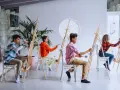 Des enfants concentrés sur leur peinture sur toile facile, créant des œuvres colorées dans un atelier lumineux.