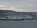 Kilka promów cumuje przy białych klifach. Jeden z nich, z napisem "DFDS", szykuje się do rejsu do Szkocji.