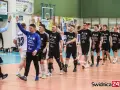 Drużyna piłkarzy ręcznych SKPR Świdnica, w tym adam chmiel, pozdrawia kibiców po meczu.
