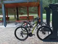 Miejsce obsługi rowerzystów z wiatą i stojakami. Dwa rowery czekają na dalszą podróż.