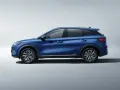 Niebieski BYD atto 3, nowoczesny SUV, prezentuje swój dynamiczny profil na jasnym tle.