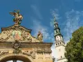 Brama klasztoru ojców paulinów Jasna Góra z mozaiką Matki Boskiej i wieżą.