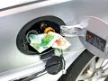Soldi nel serbatoio: quanto spesso andare a benzina con il GPL? Le banconote indicano il costo elevato.