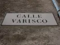 Targa in pietra con scritta "CALLE VARISCO" a Venezia, incastonata in un muro grezzo.