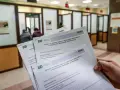 Dłoń trzyma dokumenty ZUS dotyczące wniosku o rodzicielskie świadczenie uzupełniające. To może być krok w kierunku ponownego przeliczenia emerytury ze względu na długość życia.