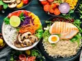Kolorowe miski pełne warzyw, ryżu i kurczaka. Idealne na zdrowe posiłki, inspirujące dieta dash przepisy.
