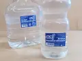 Due bottiglie di acqua demineralizzata, ideale per ferri da stiro e umidificatori.
