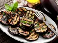 Melanzane grigliate condite con erbe fresche e olio d'oliva. Un contorno saporito e facile da preparare.
