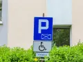 Znak parkingowy dla niepełnosprawnych. Orzeczenie o niepełnosprawności daje dostęp do takich miejsc.