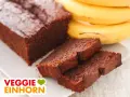Saftiger schoko bananen kuchen vegan, daneben ein paar reife Bananen. Perfekt für Naschkatzen!