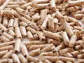 Montón de pellets de madera, un combustible ecológico. Estos pequeños cilindros de serrín comprimido son una alternativa sostenible para la calefacción.