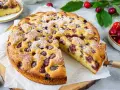 Saftiger Kirschkuchen, perfekt für das Kirschkuchen Rezept. Mit Puderzucker bestäubt und voller Kirschen.