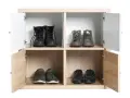 Scarpiera fai da te con quattro vani. In alto: stivali neri e scarponcini verdi. In basso: sneakers verdi e scarpe eleganti nere.