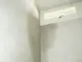 Angoli di un muro perimetrale con evidenti macchie scure dovute a infiltrazioni acqua piovana.