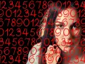 Kobieta pisze cyfry, jakby odkrywała, co to jest numerologia.