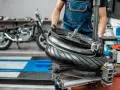 Ciśnienie w oponach motocykla: Jak unikać błędów i jeździć bezpiecznie?
