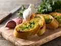 Bułka czosnkowa: Ile kalorii? Od 280 do 700 kcal! Skład i dieta