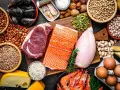 En mångfald av proteinkällor: biff, lax, kyckling, räkor, ägg, nötter, frön, bönor, linser och ost. Bra för att veta hur mycket protein per dag.