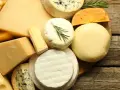 Assortiment de fromages variés, dont un bleu persillé, un camembert et un fromage rond crémeux, parfaits pour un plateau de **sucre de lait** gourmand.