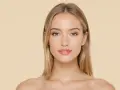 Un visage de jeune femme blonde, aux yeux verts et lèvres roses, une **aha définition** de beauté naturelle.