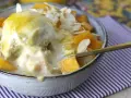 Pyszny deser Bingsu przepis: lody waniliowe z mango, płatkami migdałów i syropem.