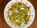 Spaghetti con friggitelli, mozzarella e pangrattato croccante. Un piatto semplice e gustoso, perfetto per un pranzo veloce.