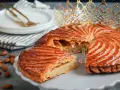 En Francia hay reyes magos, celebrados con esta deliciosa galette des rois, coronada con una dorada corona.