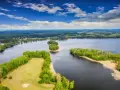Malownicze jezioro z zielonymi wyspami, lasami i polami. Czy Polska ma wyspę? Tak, te urokliwe zakątki to dowód!