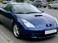 Błękitna Toyota Celica, jeden z najpiękniejszych aut, parkuje na poboczu drogi.