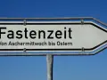 Wegweiser "Fastenzeit" mit der Angabe "Von Aschermittwoch bis Ostern".