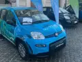 Una Fiat Panda blu con grafica "BIO HYBRID ORA SI PUÒ" e "BIO METANO". Un'auto ecologica che passa da metano a benzina da sola.