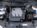 Silnik 1.4 TDI z widocznym osprzętem, akumulatorem i płynem chłodniczym.