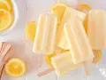 Erfrischendes Zitronen Wassereis selber machen ist einfach! Hier sind cremige Eis am Stiel mit frischen Zitronenscheiben.
