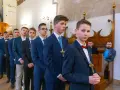 Chłopcy w garniturach, gotowi na bierzmowanie. Elegancki strój na bierzmowanie dla świadka i jego kolegów.
