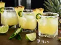 Orzeźwiający drink z coroną, ananasem i jalapeño, z solą na brzegu szklanki. Idealny na upalne dni.